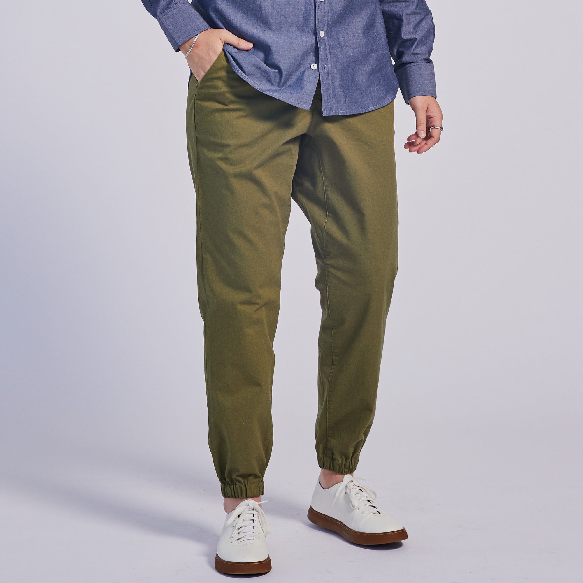 Model wearing the Graf Moss pants. Color: Moss