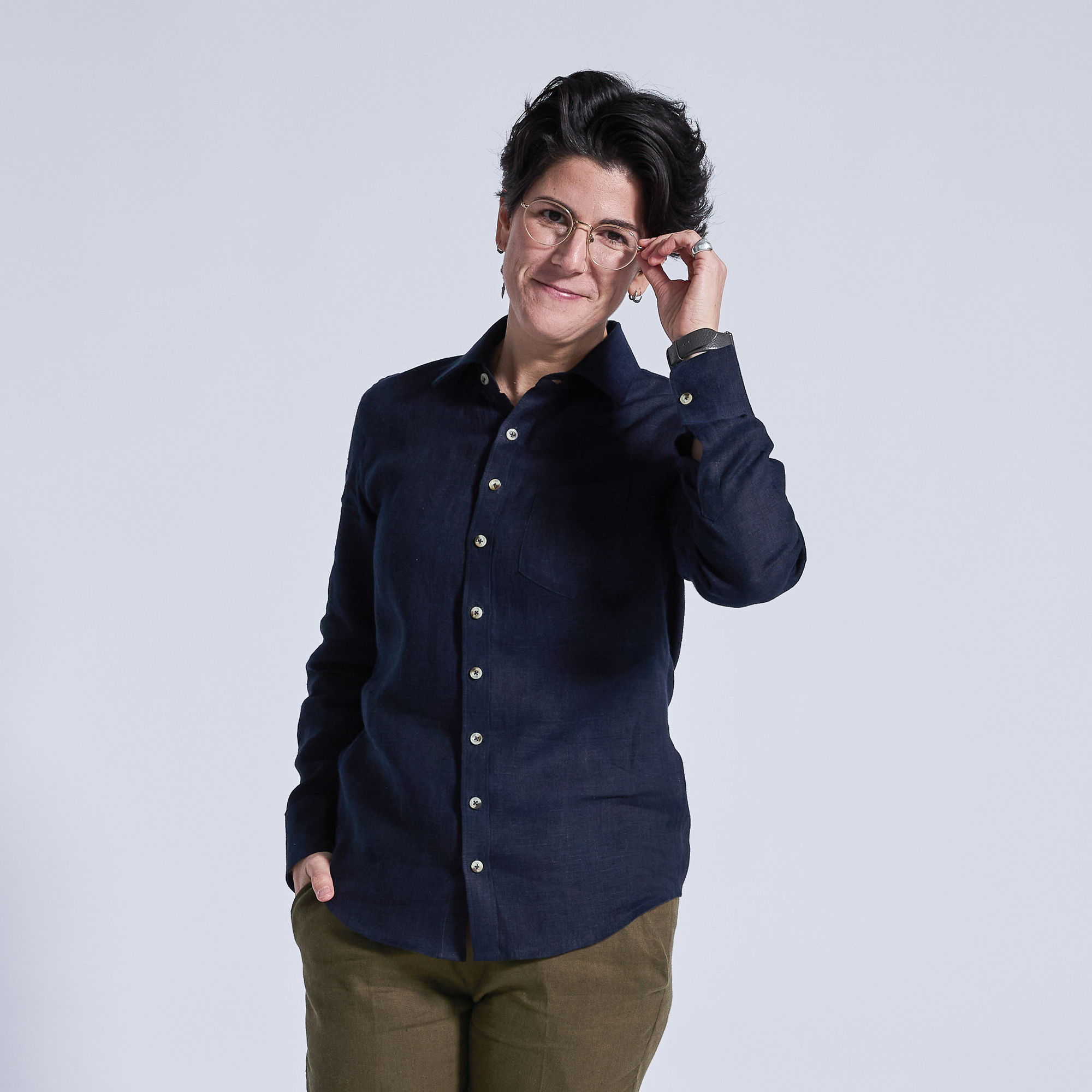Women’s navy linen long sleeve shirt. Color: Midnight Sky