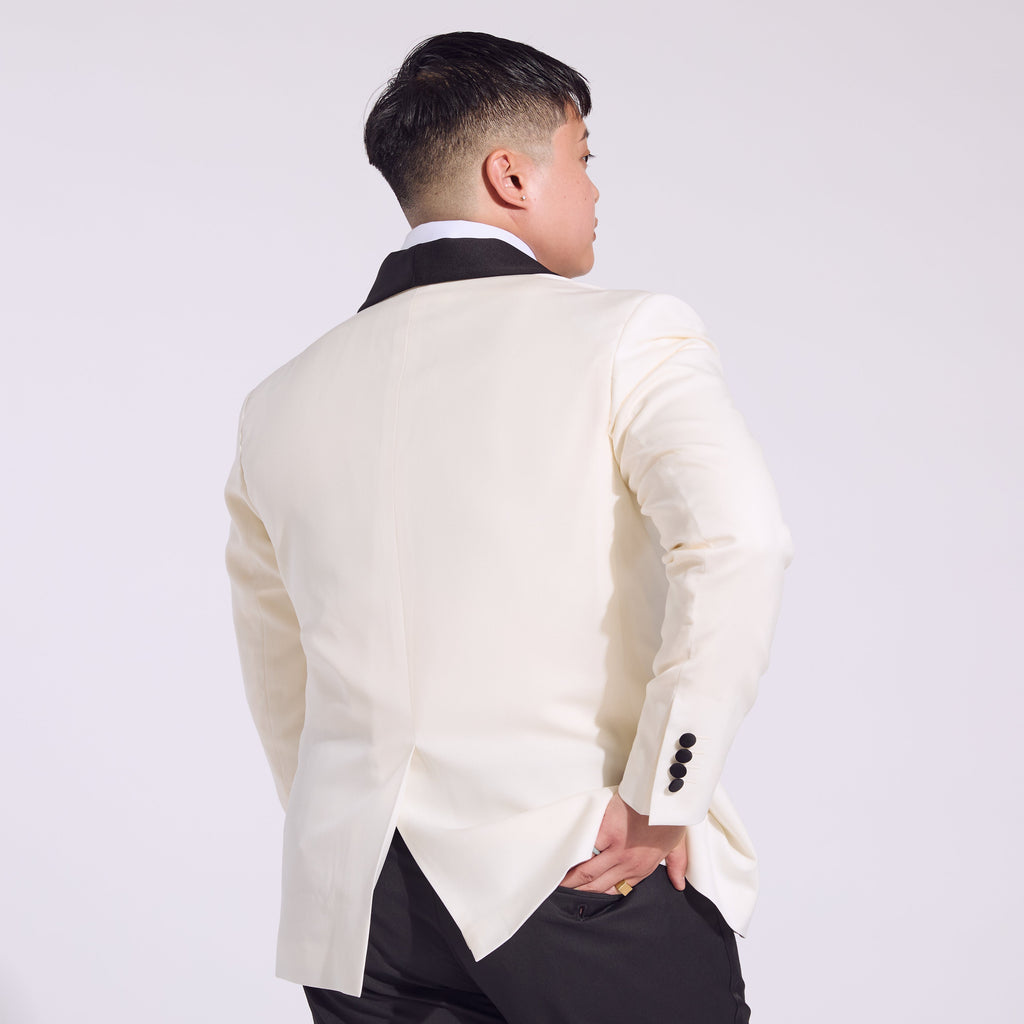 Ivory tuxedo with single vent. Color: Ivory