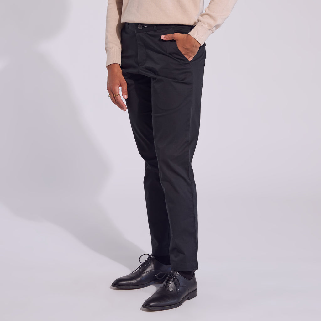 Androgynous black chinos. Color: Black