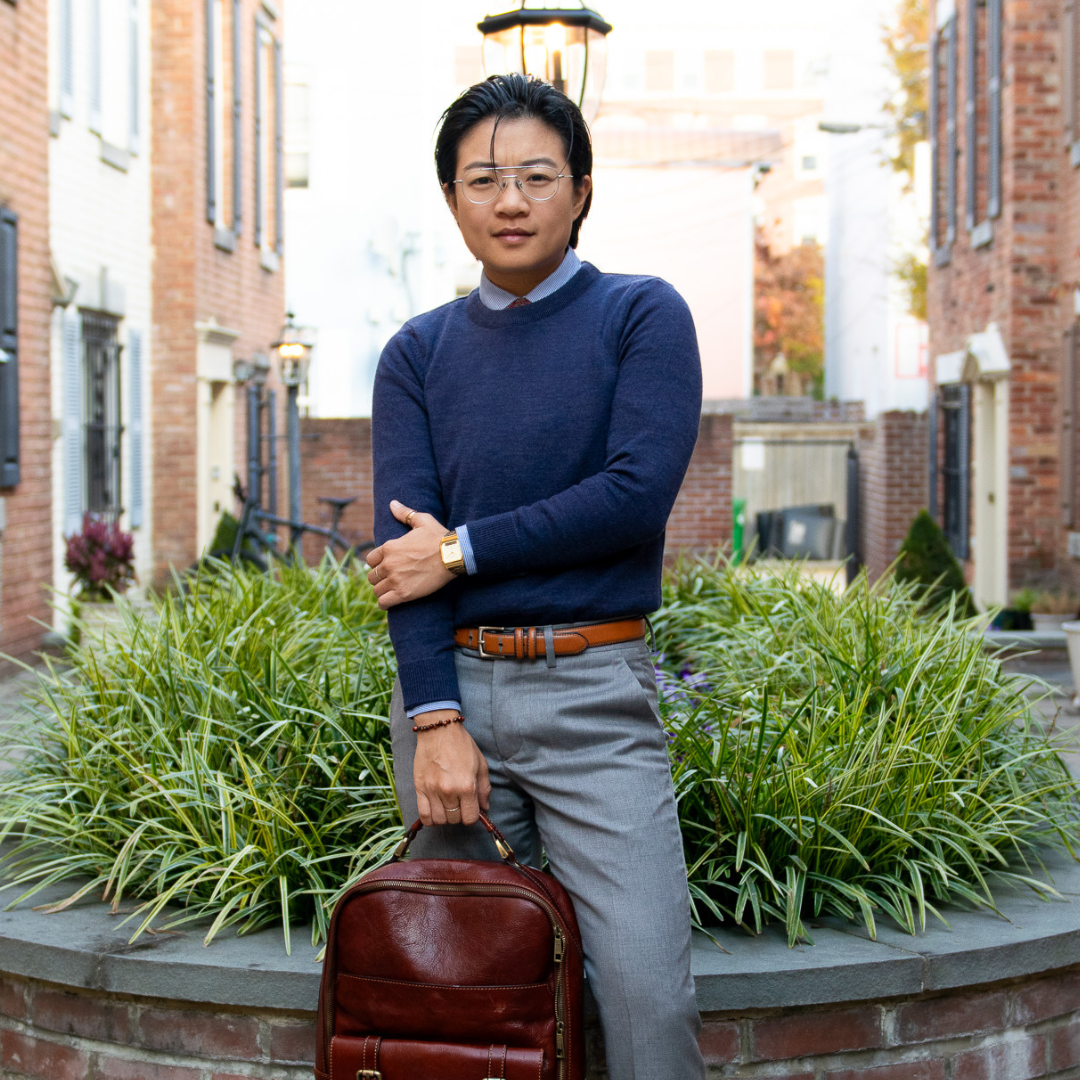 Androgynous navy merino wool sweater. Color: Navy