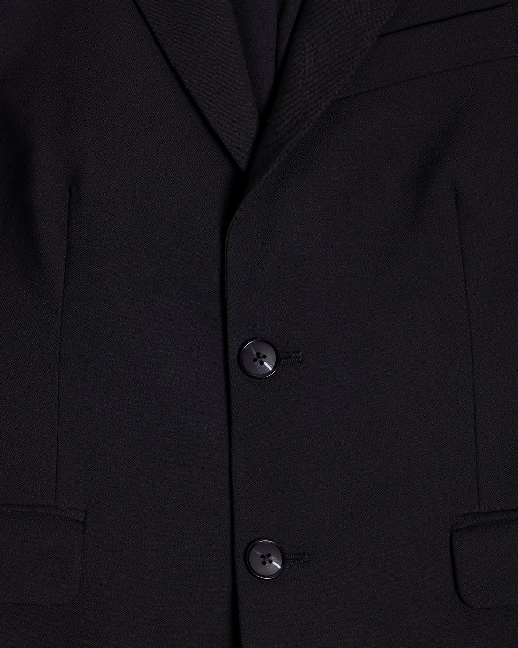 Front closure buttons of the black Scout blazer. Color: Obsidian